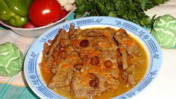 Рецепт Говядина, тушеная с овощами и изюмом