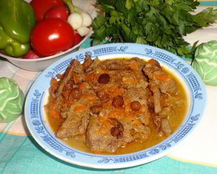 Говядина, тушеная с овощами и изюмом