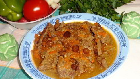говядина, тушеная с овощами и изюмом