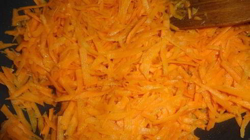 говядина, тушеная с овощами и изюмом