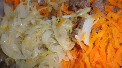 говядина, тушеная с овощами и изюмом