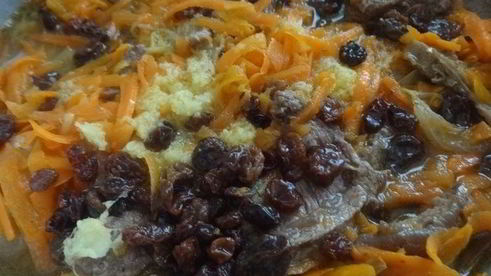 говядина, тушеная с овощами и изюмом