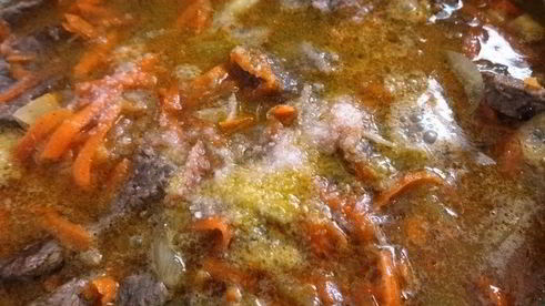 говядина, тушеная с овощами и изюмом