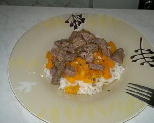 Говядина тушеная с цедрой лимона и чесноком, белый пресный рис с перецем