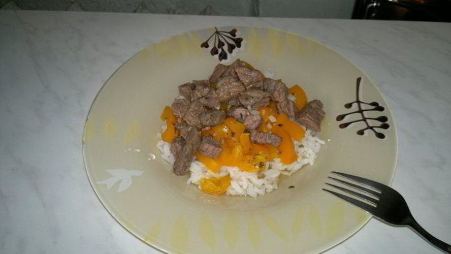 Рецепт говядина тушеная с цедрой лимона и чесноком, белый пресный рис с перецем
