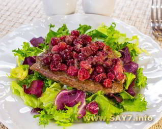 Говядина, жаренная с клюквой