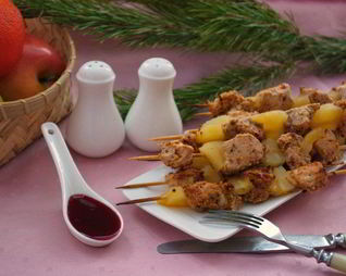 Индейка с ананасами на шпажках