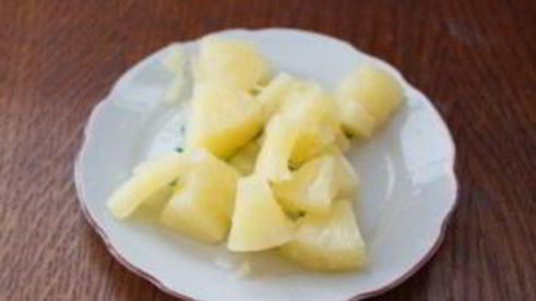 индейка с ананасами на шпажках