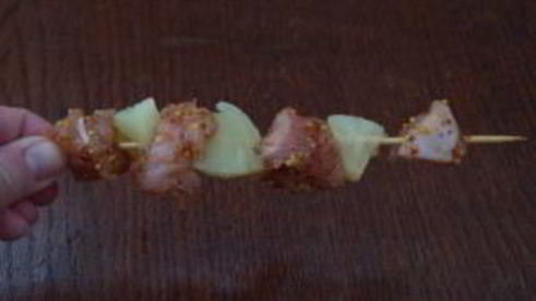 индейка с ананасами на шпажках