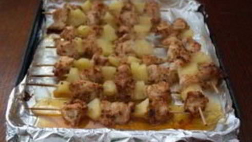 индейка с ананасами на шпажках
