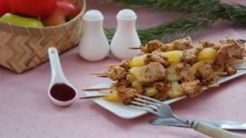 индейка с ананасами на шпажках