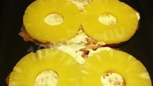 индейка с ананасами в духовке