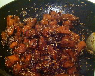 Индейка с овощами, кунжутом и соусом терияки