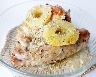 Крылья индейки в сметанном соусе с ананасами