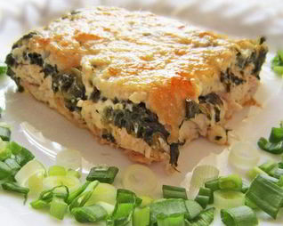 Куриная грудка в шубке из шпината и соуса Бешамель
