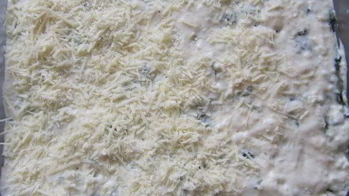 куриная грудка в шубке из шпината и соуса бешамель