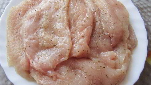 куриная грудка в шубке из шпината и соуса бешамель