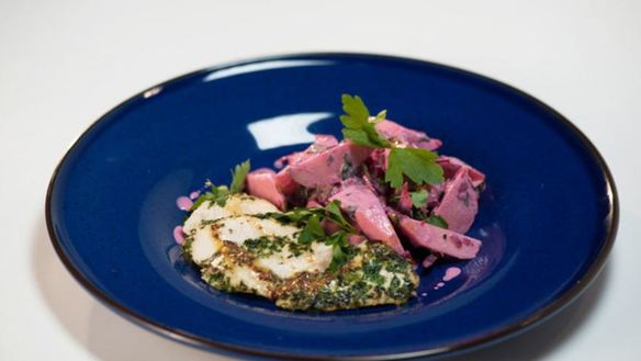 Рецепт Куриная грудка в травах с гарниром из свеклы и яблока