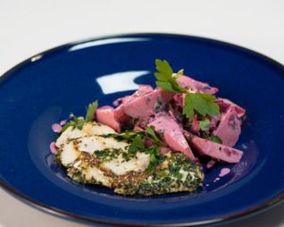 Куриная грудка в травах с гарниром из свеклы и яблока