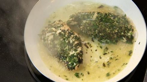 куриная грудка в травах с гарниром из свеклы и яблока