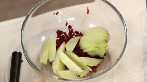 куриная грудка в травах с гарниром из свеклы и яблока