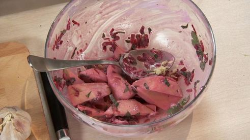 куриная грудка в травах с гарниром из свеклы и яблока