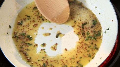 куриная грудка в травах с гарниром из свеклы и яблока