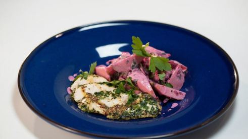 куриная грудка в травах с гарниром из свеклы и яблока