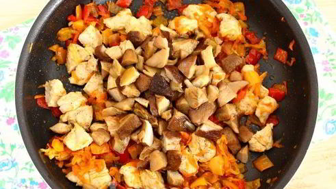 куриное филе с овощами и грибами