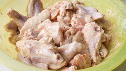 куриные крылышки в кляре и остром соусе