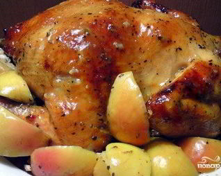 Курица, фаршированная яблоками, в духовке