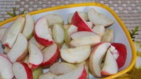 курица, фаршированная яблоками, в духовке