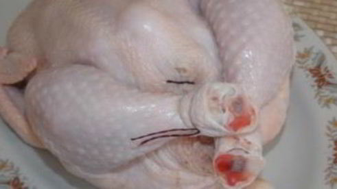 курица, фаршированная яблоками, в духовке