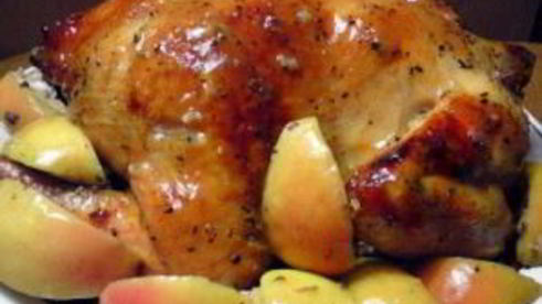 курица, фаршированная яблоками, в духовке
