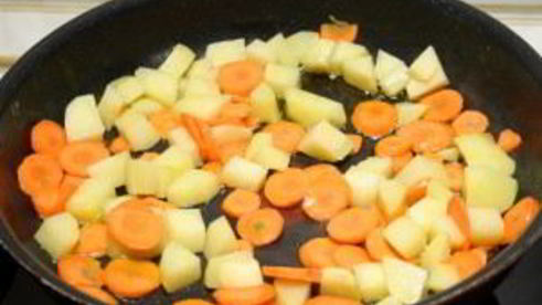 курица с овощами в горшочке