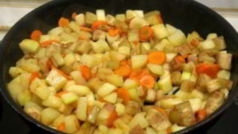 курица с овощами в горшочке