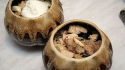 курица с овощами в горшочке