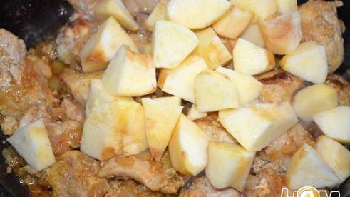 курица с яблоками в соусе с карри