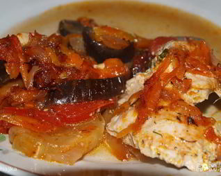 Курица, запеченая с овощами