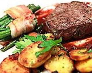 Мраморные говяжьи медальоны с жаренным картофелем по-немецки