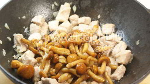 мясо с грибами в сметане