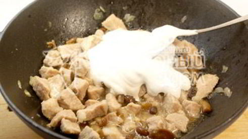 мясо с грибами в сметане