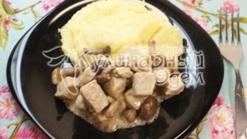 мясо с грибами в сметане