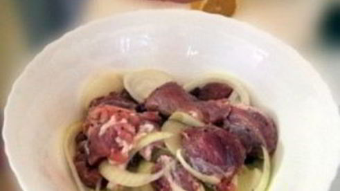 мясо с луком на сковороде