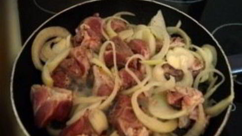 мясо с луком на сковороде