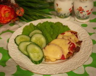 Отбивные с помидорами и сыром