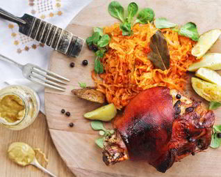 Свиная рулька с квашеной тушеной капустой под пиво