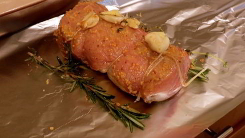 свинина на подушке из овощей