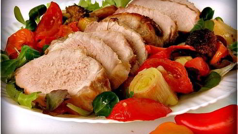 свинина на подушке из овощей