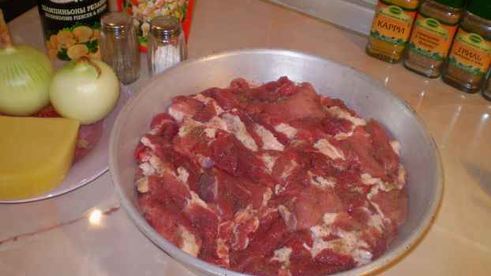 свинина, запеченная с грибами и сыром